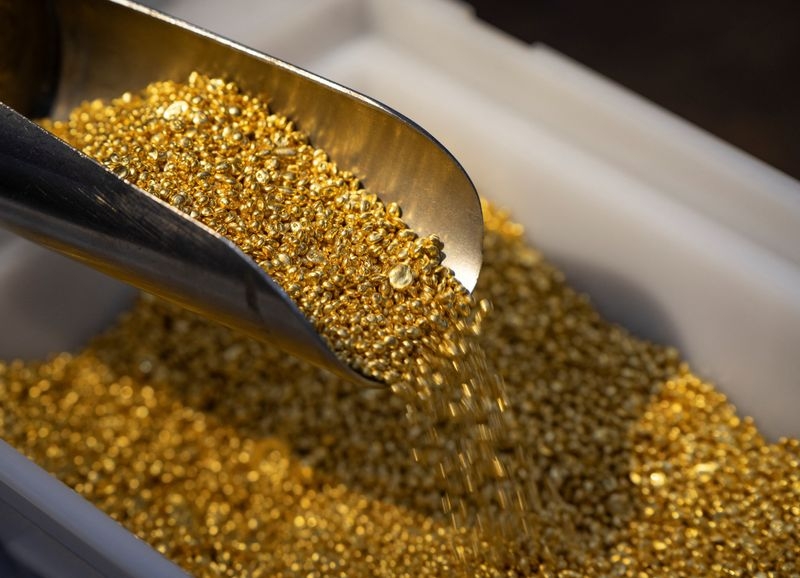 Safe-haven gold firms on weaker dollar, growth concerns