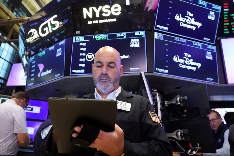 Wall St futures rise on trade hope; earnings kick into high gear