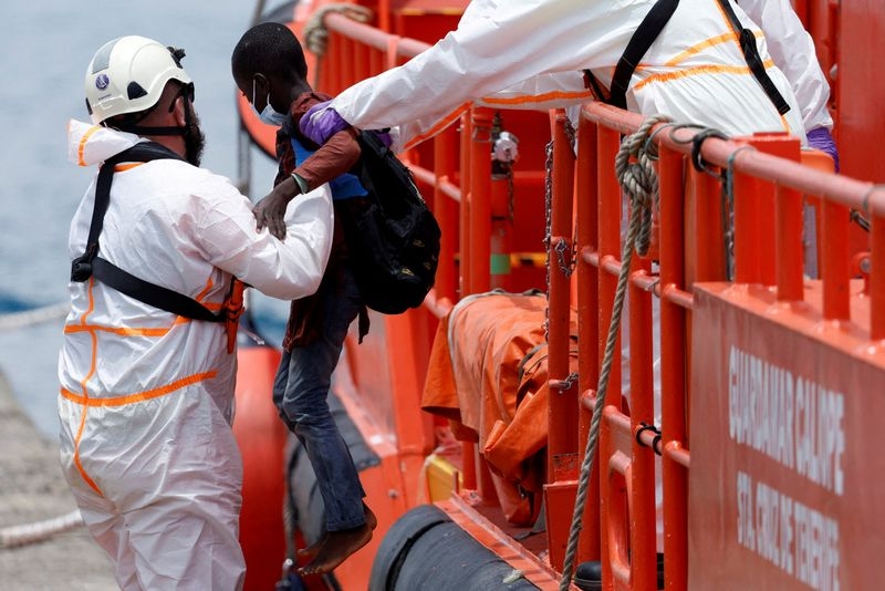 Spain lawmakers approve underage migrant plan to relieve Canary Islands