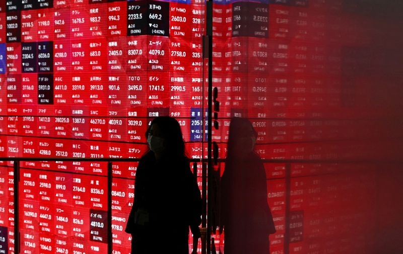 Wall St closes mixed, gold rebounds amid trade fog; earnings, data loom