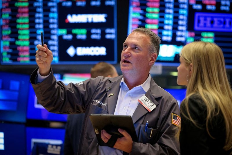 Trading Day-War fears crush confidence