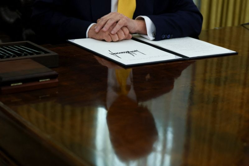 Trump signs order for increased police, more concealed carry in Washington