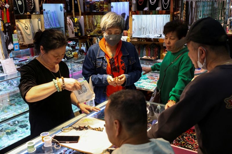 Analysis-Chinese savers decry falling deposit rates but still won't spend more