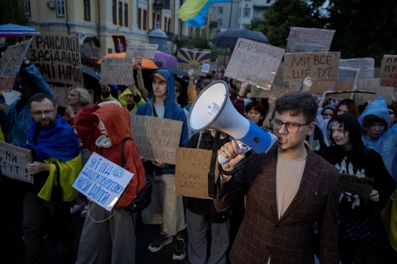 Ukraine's parliament to consider restoring power of anti-graft agencies