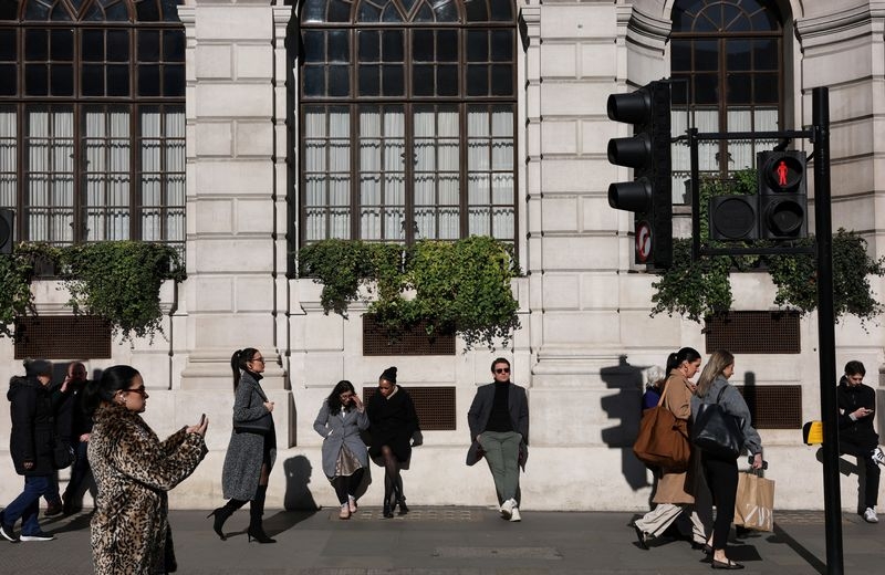 UK private-sector pay settlements fall despite higher minimum wage, data shows