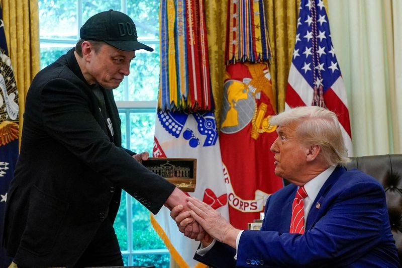 Republican lawmakers try to dodge Trump-Musk crossfire, aim to avoid 2026 damage
