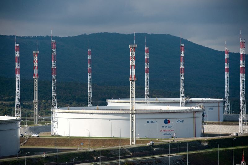 As oil plunges, Kremlin sees a global economic storm