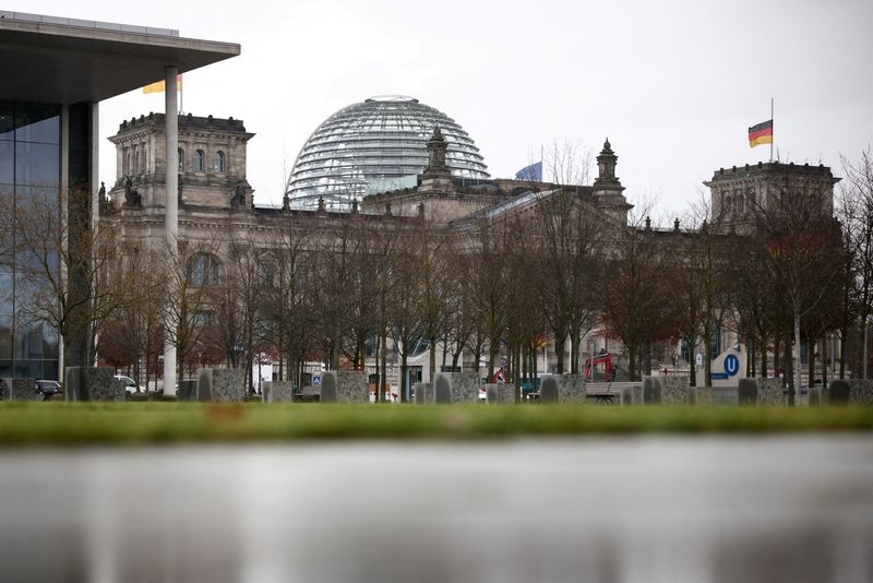 Holocaust survivor to return German award over far-right role in parliamentary vote