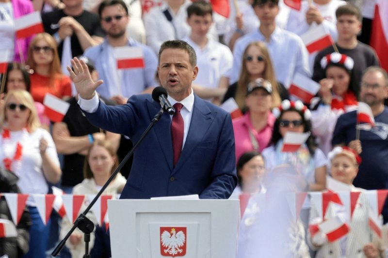 Poland's high-stakes presidential vote pits pro-EU centrist against MAGA nationalist