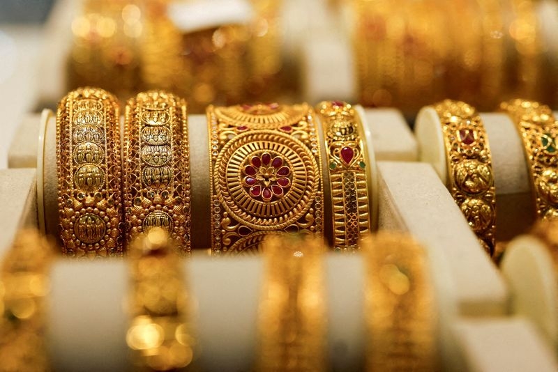 Gold edges lower as Trump extends EU tariff deadline