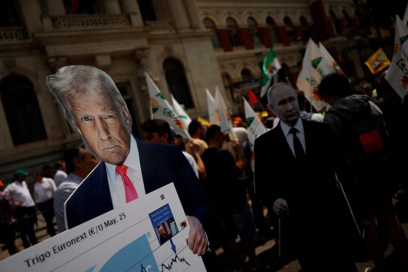 Farmers in EU raise alarm over Mercosur, Ukraine trade deals
