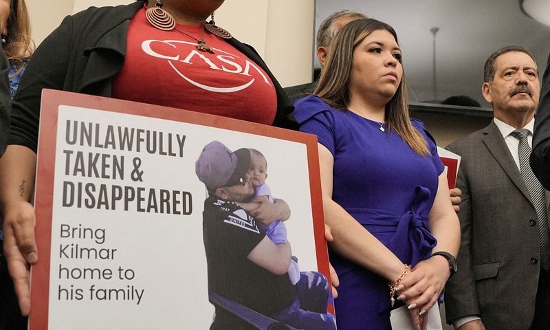Lawyers for man mistakenly deported from US say he should be freed while DOJ pursues new charges
