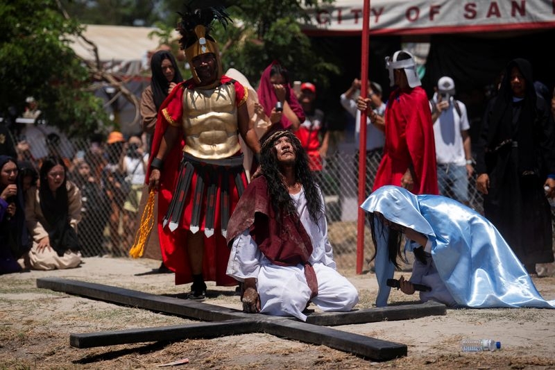 Philippines devotees nailed to crosses to re-enact Christ's crucifixion