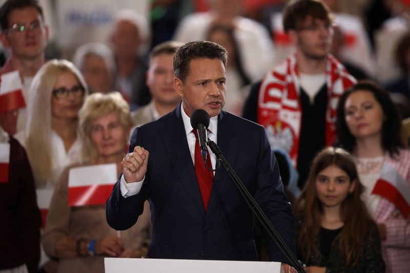 Polish centrist and nationalist presidential candidates to face off in 2nd round