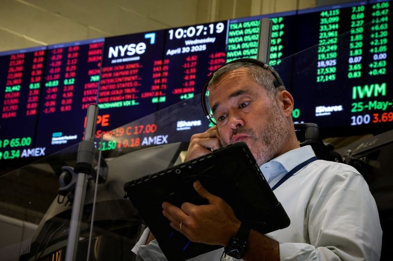US stocks end higher on tech boost, yen slides on BOJ gloom