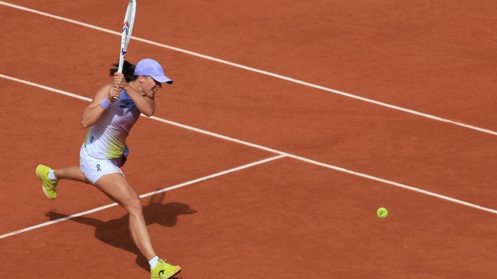 Swiatek annihilates Raducanu to reach third round at French Open