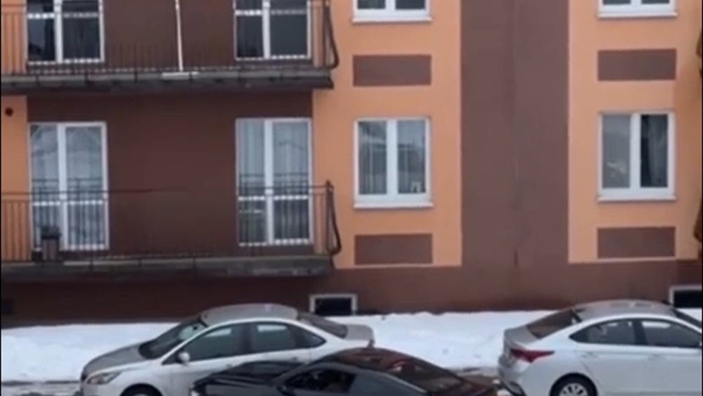 Ford Mustang Driver in Russia Smashing Up Cars Stopped by Snowballs