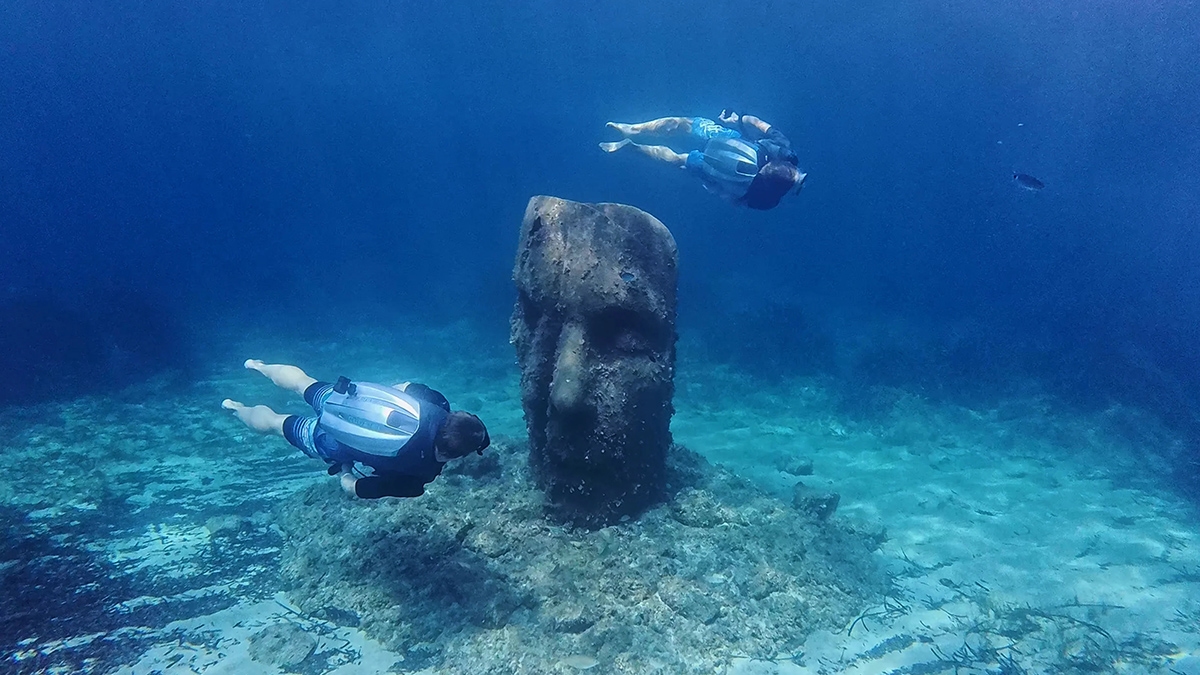 This Bonkers Underwater Jetpack Lets You Fly Through the Water at 7 MPH