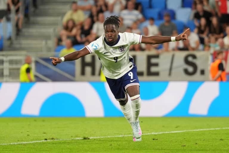 Roma keen on Jonathan Rowe