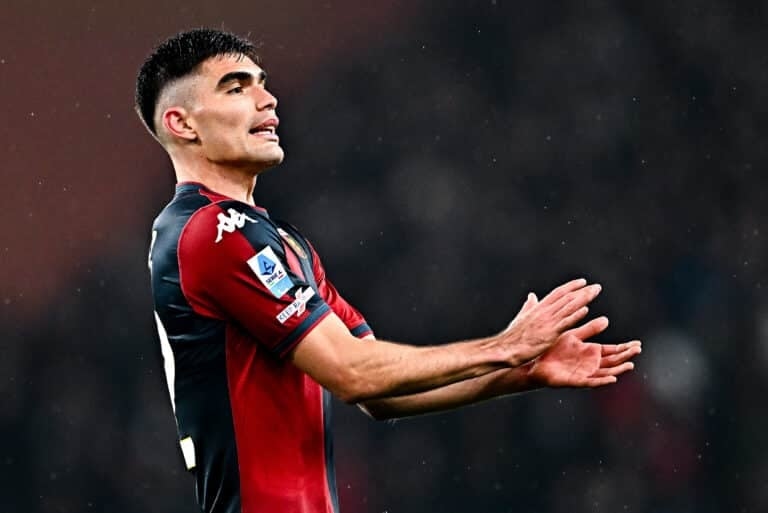 Roma turn to Genoa's Vasquez as defensive reinforcement