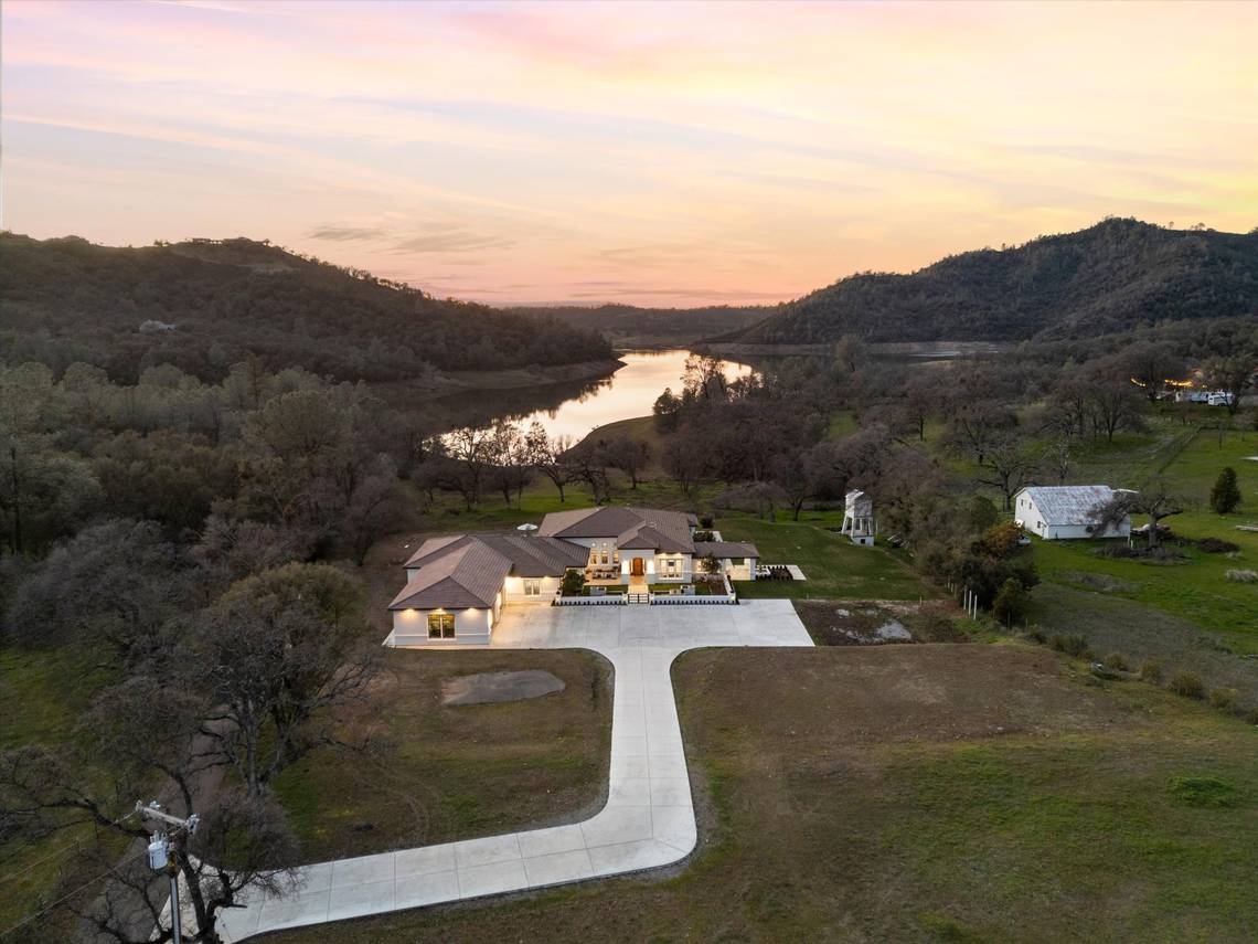 This rare, modern Sacramento home has Folsom Lake as its backyard. Take a look