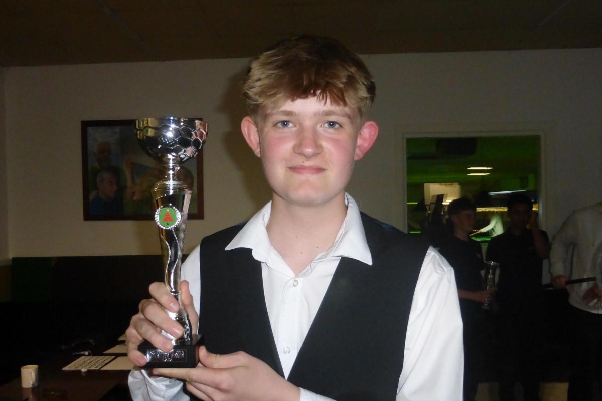 Snooker teenager beats rankings champ on re-spotted black
