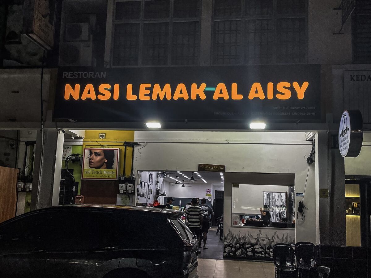 Nasi Lemak Al-Aisy: Underrated JB eatery serving fragrant nasi lemak with spicy sambal petai & fried chicken