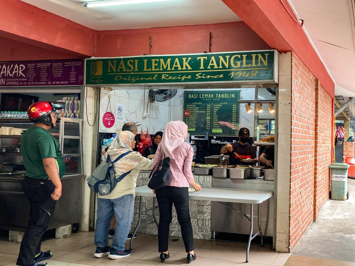 Nasi Lemak Tanglin (77y.o) vs Nasi Lemak Shop (2y.o): Experienced pro or fresh talent does it better?