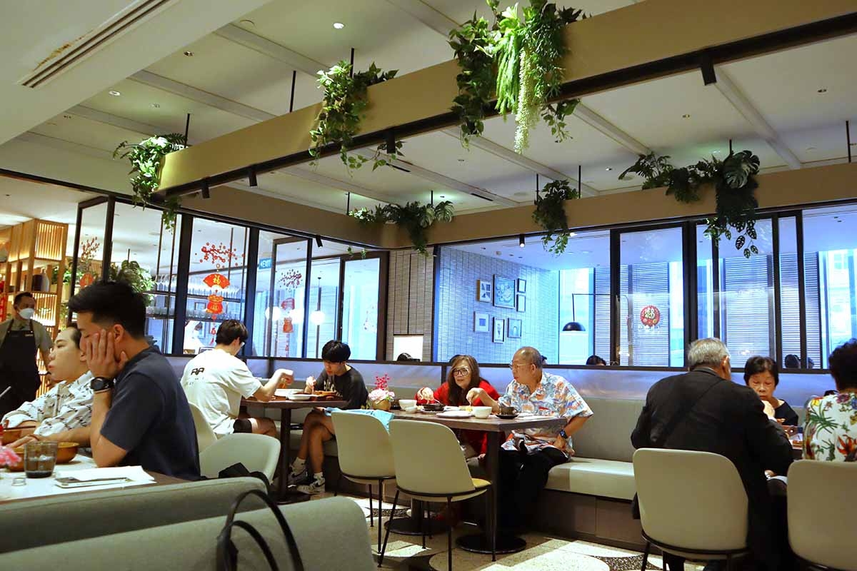 Nam Kee Chicken Rice Restaurant ($8.50) vs Chatterbox ($25): Neighbourhood eatery or hotel does it better?