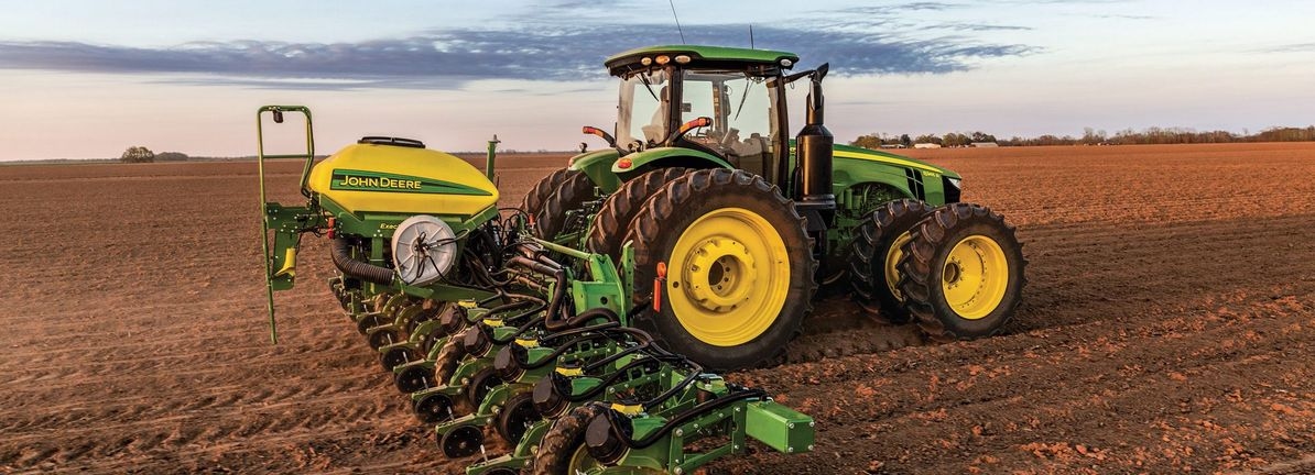 Deere (DE) Reports Lower Q3 Earnings And Revises 2025 Guidance