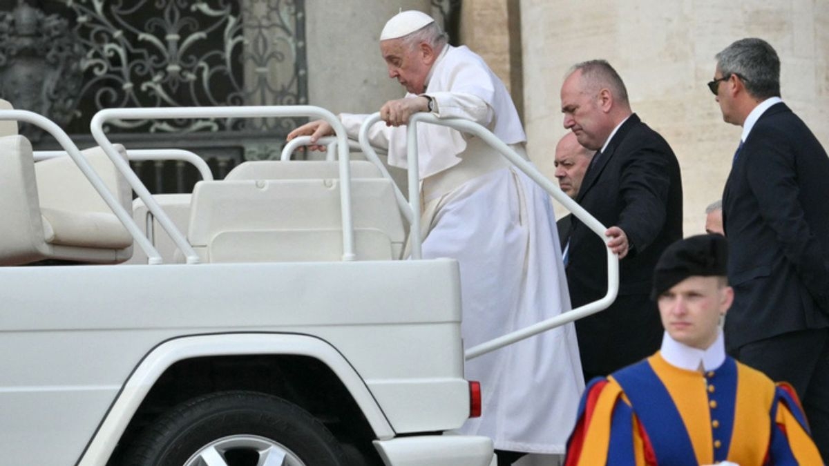 Fact Check: What we know about Pope Francis donating popemobile to children in Gaza before he died
