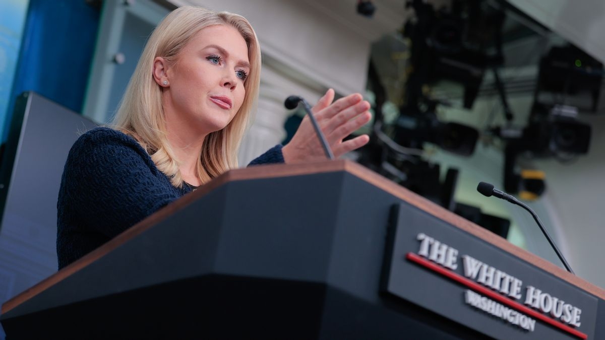 Fact Check: No, Karoline Leavitt did not say 'America cannot function' if Trump has to deal with 'co-equal branches of government'