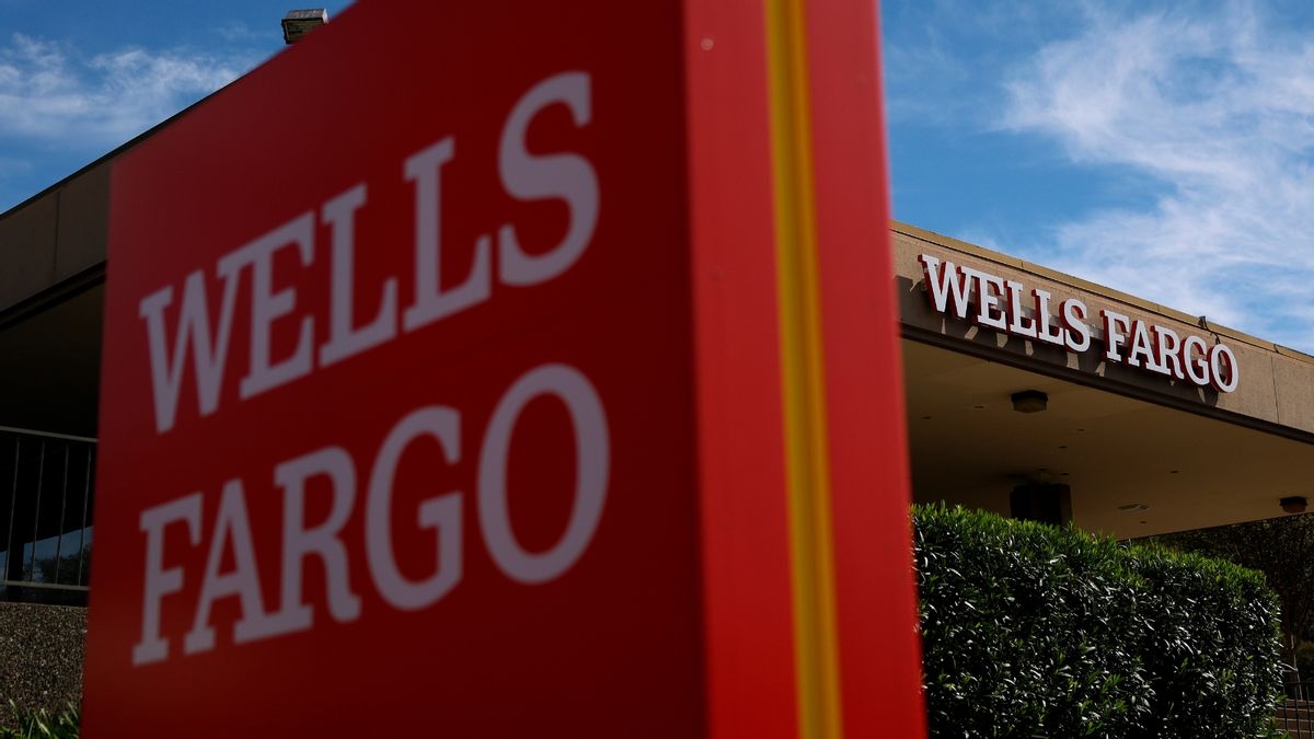 Wells Fargo execs got reduced fines for fraud, but no evidence it was due to bank's donation to Trump's inauguration