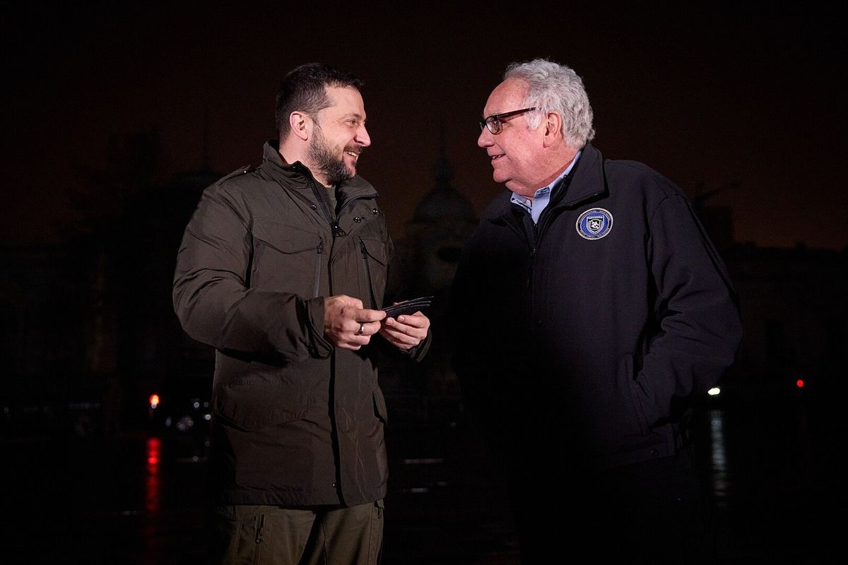 Fact Check: Warren Buffett did not send more than $500M to Ukraine — but his son did