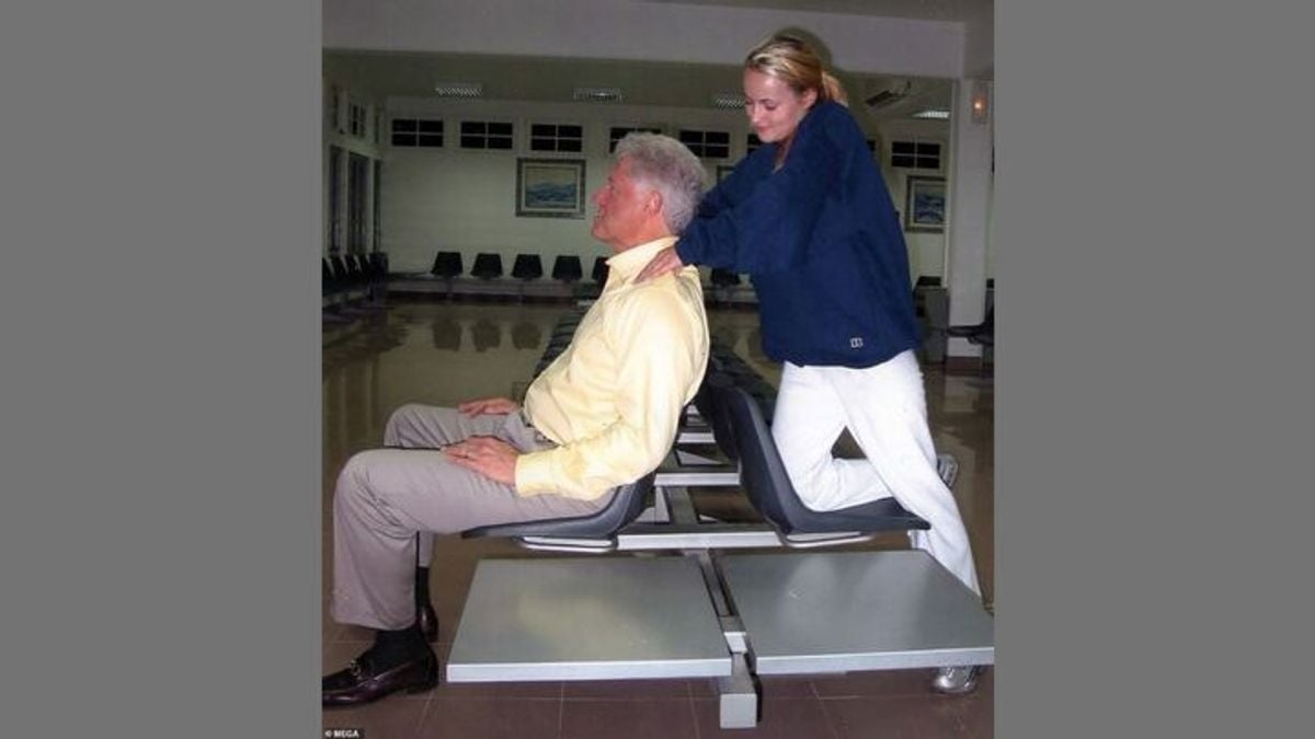 Fact Check: Real photo shows Epstein accuser Chauntae Davies giving Bill Clinton shoulder massage in 2002