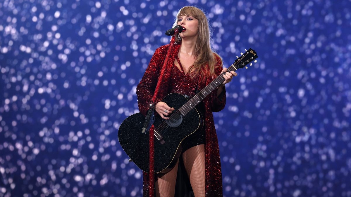 Fact Check: Taylor Swift didn't activate 'Eras Tour' wristbands to inform fans about regaining rights to her music