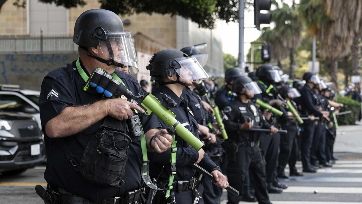 Unpacking claim LAPD officers shot photographer on rooftop during 2025 ICE protests