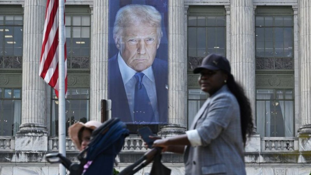Fact Check: Banner of Trump hung next to Lincoln on USDA building in a move critics said echoed fascist dictatorships
