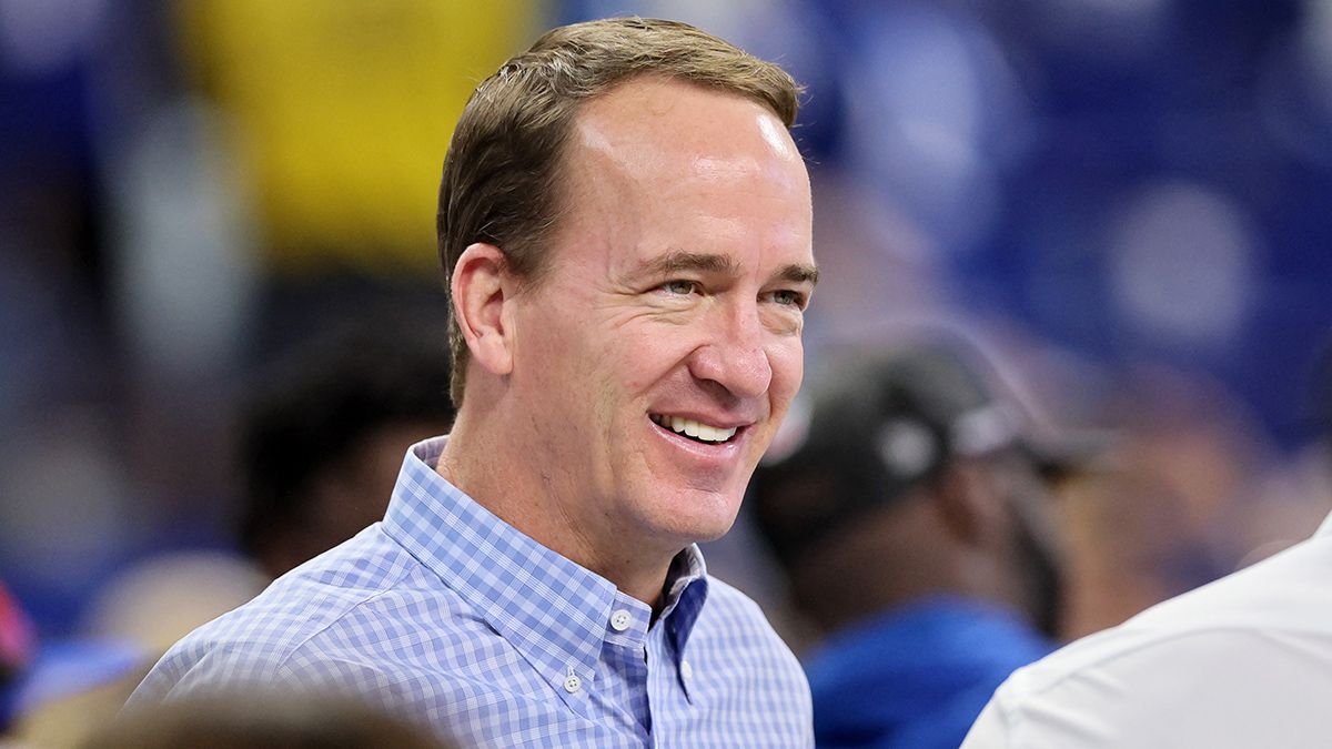Fact Check: False tale of Peyton Manning calming crying baby on flight is prime example of 'glurge'