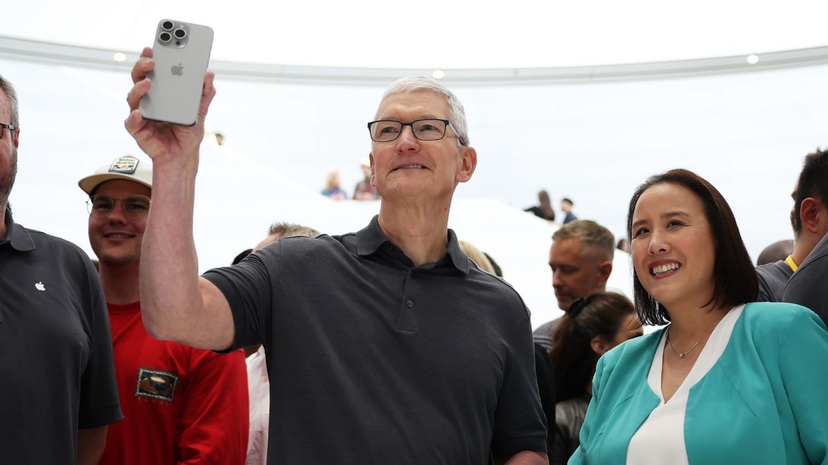 Examining the claim Apple flew 5 planes full of iPhones into US to avoid tariffs