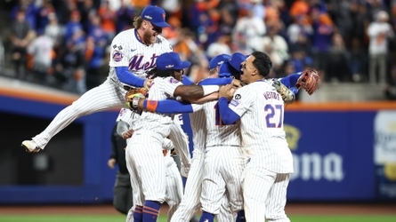 SEE IT: Members of 2024 Mets accept award with special guest at BBWAA dinner
