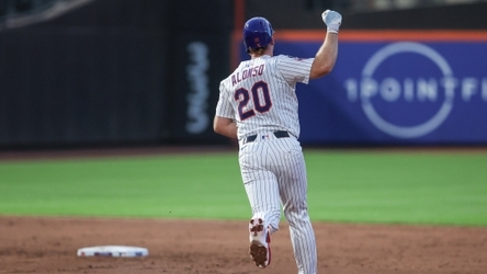 Darryl Strawberry congratulates Pete Alonso on passing his Mets HR record