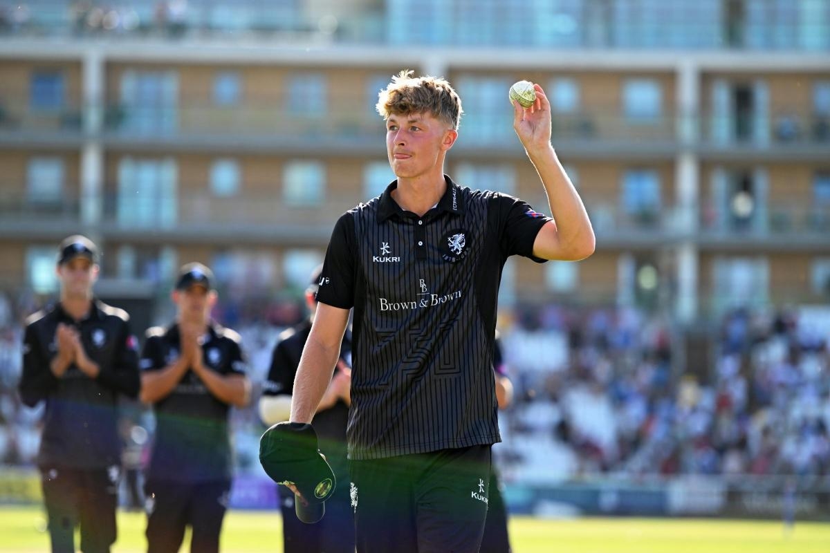 Alfie Ogborne takes five wickets as Somerset defeat Durham at home