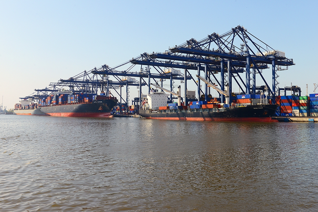 Ocean Carriers Levy Surcharges, Cut Pakistan Port Calls Amid India Trade Embargo