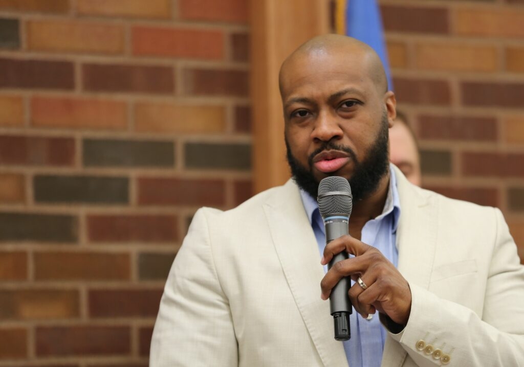 Sioux Falls business owner and former state trooper announces Democratic bid for U.S. Senate