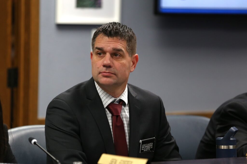 Lawmakers advance bill to mandate cash acceptance at school events