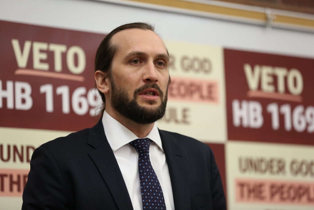 Groups pledge referendum if governor signs geographic rule for ballot petitions