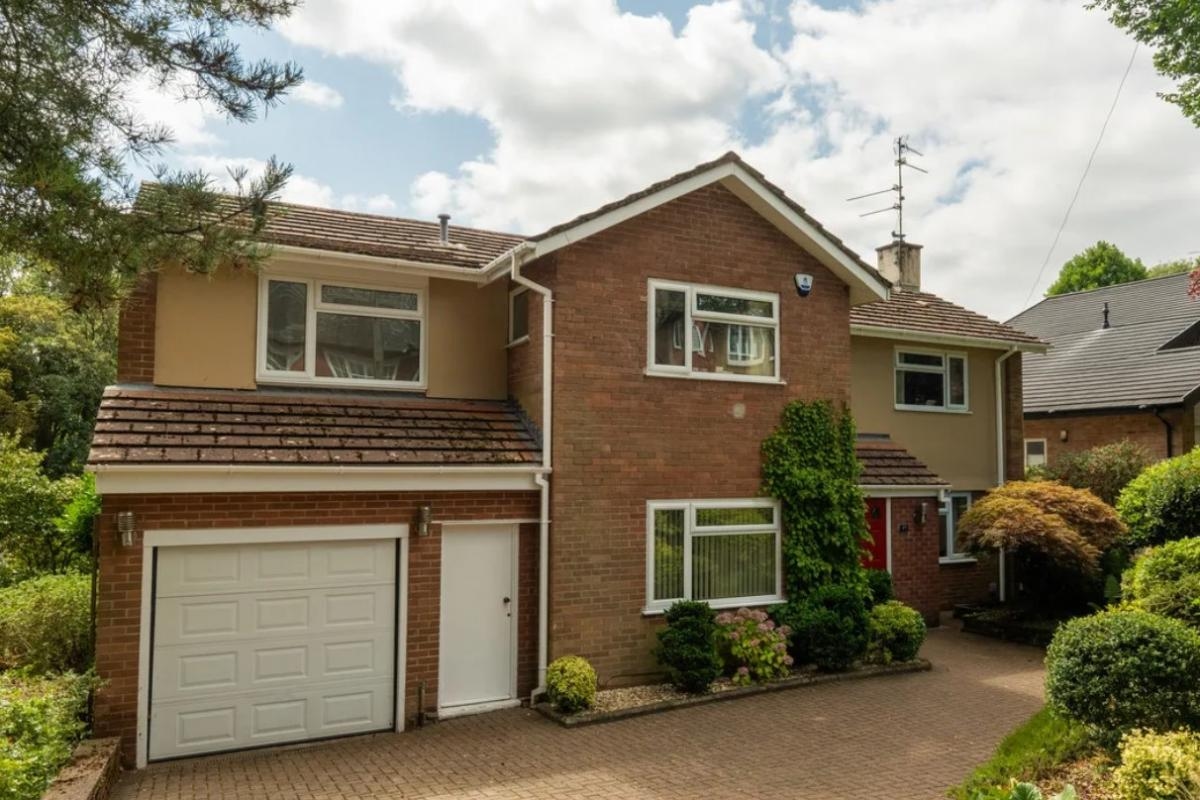 Stunning five-bed family home with 'jacuzzi-style' bath up for sale for £600,000