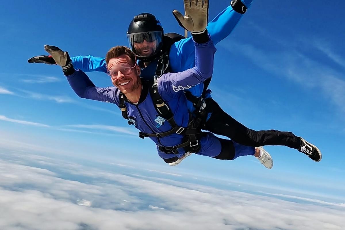 'Pure adrenaline and joy' - Skydive in memory of dad