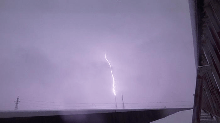 When lightning bolts collide, do they unleash powerful gamma-ray flashes?